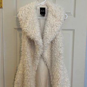 Faux fur Sleeveless white jacket